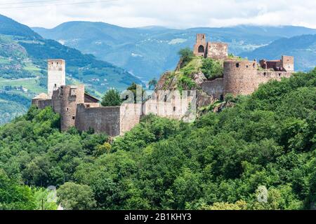 Bolzano, Tyrol Du Sud, Italie – 4 Juillet 2016. Vue extérieure du château de Sigmundskron (château de Firmiano), montée sur un rocher porphyrique au-dessus de Frangarto. Conside Banque D'Images