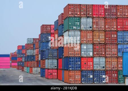 Pile de conteneurs pour l'emballage de marchandises Pour l'importation et l'exportation matinales Banque D'Images