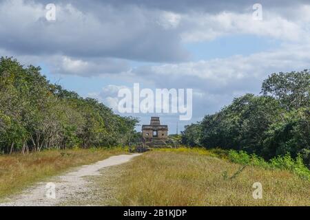 Dzibilchaltun, Yucatan, Mexique: Une stèle ordinaire -- structure 12 -- et le Temple Des Sept poupées, découvert par les archéologues dans les années 1950. Banque D'Images
