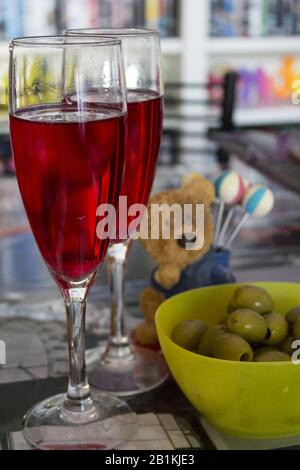 deux verres de vin aux olives vertes pour un apéritif Banque D'Images