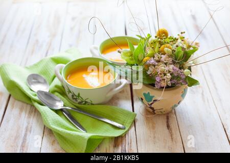 Soupe de purée, faite de citrouille orange, de patates douces et de carottes, servie avec de la crème aigre Banque D'Images