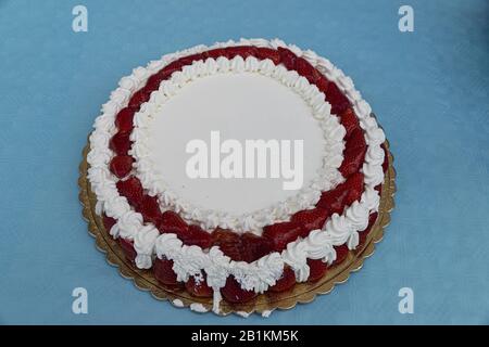 crème et gâteau aux fraises Banque D'Images