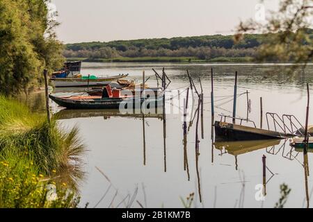 bateaux et épaves dans le corps de l'eau Banque D'Images