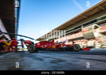 Barcelone, Espagne. 26 février 2020. Charles LECLERC (mon) de l'équipe Ferrari quitte le garage de l'équipe au quatrième jour des essais de Formule 1 hiver au circuit de Catalunya crédit: Matthias Oesterle/Alay Live News Banque D'Images