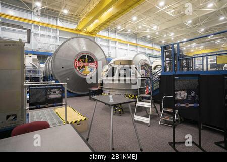 25 février 2020, Houston, Texas, États-Unis : des modèles de divers engins spatiaux, y compris la Station spatiale internationale (ISS), sont présentés dans une installation caverneuse du Centre spatial Johnson de la NASA à l'extérieur de Houston. La NASA appelle une classe 2020 de nouveaux astronautes en mars et prévoit des milliers d'applications. (Image De Crédit : © Bob Daemmrich/Zuma Wire) Banque D'Images