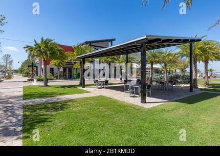 Coin salon extérieur pour le déjeuner ou une collation sur la place des fondateurs, Babcock Ranch Florida. Avec un toit de panneau solaire. Babcock est une communauté solaire Banque D'Images