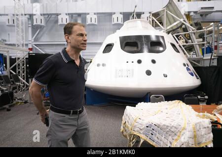 25 février 2020, Houston, Texas, États-Unis: L'astronaute Stan Love explique le fonctionnement du véhicule spatial Orion de nouvelle génération aux journalistes invités alors que la NASA se prépare à lancer Orion sans pilote sur la lune cet été. L'amour qui est astronaute depuis plus de 20 ans a été spécialiste de mission à la Station spatiale internationale STS-122 en 2008. (Image De Crédit : © Bob Daemmrich/Zuma Wire) Banque D'Images