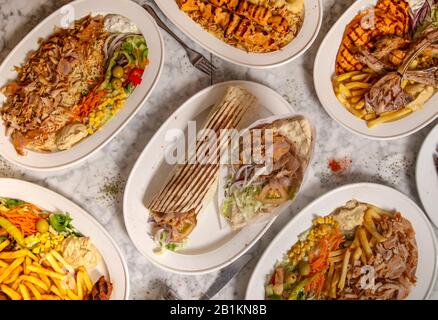 Variété de plats turcs typiques. Menu du restaurant. Blé dur, donner, kebab, salade et chips. Banque D'Images