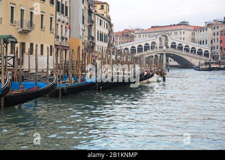 Amarré Gondolas Au Grand Canal Près Du Pont Du Rialto À Venise, Italie Banque D'Images