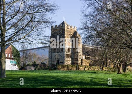 L'extérieur de St Peters, Northampton, Royaume-Uni ; une église normande maintenant sous le soin des Églises Conservation Trust. Banque D'Images