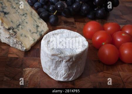 Fromage bleu, fromage de chèvre, tomates et raisins secs Banque D'Images
