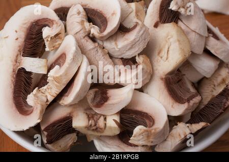 Tranches de champignons crus prêtes à la cuisson Banque D'Images