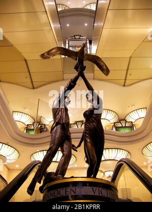 Sculpture en bronze commandée par Mohamed Al Fayed se dresse dans le grand magasin Harrods, Londres, Angleterre, Représentant Dodi Fayed et la princesse Diana. Banque D'Images