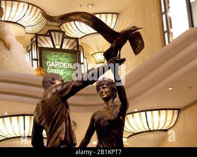 Sculpture en bronze commandée par Mohamed Al Fayed se dresse dans le grand magasin Harrods, Londres, Angleterre, Représentant Dodi Fayed et la princesse Diana. Banque D'Images