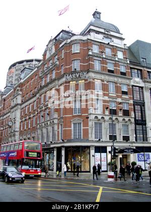 Harvey Nichols, grand magasin de Knightsbridge - Sloane Street, Londres, Angleterre. Un lieu de shopping pour les riches et les célèbres y compris la princesse Diana. Banque D'Images