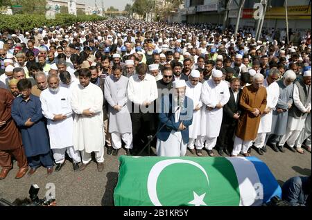 Des érudits religieux, des dirigeants de partis politiques, des législateurs et des civils assistent à la cérémonie de prière funéraire de Jamiat Ulema-e-Islam leader et de l'ancien maire de Karachi Niamatullah Khan, qui s'est tenue à Idara-e-Noor Haq, près de la route M.A Jinnah à Karachi, le mercredi 26 février 2020. Niamatullah Khan, mieux connu sous le nom de Niamatullah Khan Advocate, ancien maire et dirigeant principal du Jamat-e-Islami, est décédé ici mardi après une maladie prolongée. Il avait 89 ans. Banque D'Images