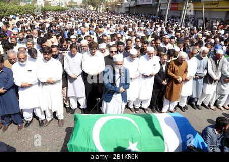 Des érudits religieux, des dirigeants de partis politiques, des législateurs et des civils assistent à la cérémonie de prière funéraire de Jamiat Ulema-e-Islam leader et de l'ancien maire de Karachi Niamatullah Khan, qui s'est tenue à Idara-e-Noor Haq, près de la route M.A Jinnah à Karachi, le mercredi 26 février 2020. Niamatullah Khan, mieux connu sous le nom de Niamatullah Khan Advocate, ancien maire et dirigeant principal du Jamat-e-Islami, est décédé ici mardi après une maladie prolongée. Il avait 89 ans. Banque D'Images