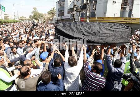 Des érudits religieux, des dirigeants de partis politiques, des législateurs et des civils assistent à la cérémonie de prière funéraire de Jamiat Ulema-e-Islam leader et de l'ancien maire de Karachi Niamatullah Khan, qui s'est tenue à Idara-e-Noor Haq, près de la route M.A Jinnah à Karachi, le mercredi 26 février 2020. Niamatullah Khan, mieux connu sous le nom de Niamatullah Khan Advocate, ancien maire et dirigeant principal du Jamat-e-Islami, est décédé ici mardi après une maladie prolongée. Il avait 89 ans. Banque D'Images