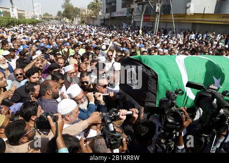 Des érudits religieux, des dirigeants de partis politiques, des législateurs et des civils assistent à la cérémonie de prière funéraire de Jamiat Ulema-e-Islam leader et de l'ancien maire de Karachi Niamatullah Khan, qui s'est tenue à Idara-e-Noor Haq, près de la route M.A Jinnah à Karachi, le mercredi 26 février 2020. Niamatullah Khan, mieux connu sous le nom de Niamatullah Khan Advocate, ancien maire et dirigeant principal du Jamat-e-Islami, est décédé ici mardi après une maladie prolongée. Il avait 89 ans. Banque D'Images