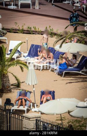 Teneriffa, Espagne. 26 février 2020. Les clients de l'hôtel peuvent bronzer près de la piscine. L'hôtel de Tenerife, qui a été mis en quarantaine à cause des cas de coronavirus, continue d'être mis en quarantaine par la police. Crédit: Arturo Rodríguez/dpa - à utiliser uniquement conformément à l'accord contractuel/dpa/Alay Live News Banque D'Images