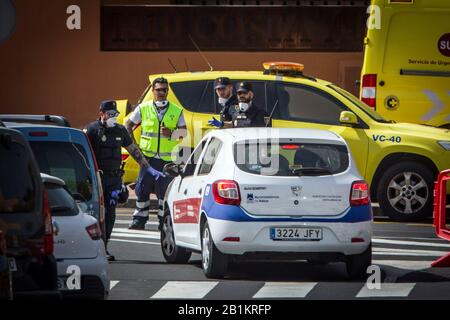 Teneriffa, Espagne. 26 février 2020. Les policiers portant des respirateurs se trouvent devant le palais de l'A10 Costa Adeje. L'hôtel de Tenerife, qui a été mis en quarantaine à cause des cas de coronavirus, continue d'être mis en quarantaine par la police. Crédit: Arturo Rodríguez/Dpa/Alay Live News Banque D'Images