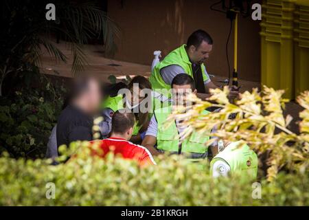 Teneriffa, Espagne. 26 février 2020. Le personnel de santé est situé à l''Hotel H 10 Costa Adeje Palace, à la Caleta, sur Tenerife. L'hôtel de Tenerife, qui a été mis en quarantaine à cause des cas de coronavirus, continue d'être mis en quarantaine par la police. Crédit: Arturo Rodríguez/dpa - à utiliser uniquement conformément à l'accord contractuel/dpa/Alay Live News Banque D'Images