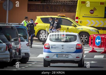 Teneriffa, Espagne. 26 février 2020. Les policiers portant des respirateurs se trouvent devant le palais de l'A10 Costa Adeje. L'hôtel de Tenerife, qui a été mis en quarantaine à cause des cas de coronavirus, continue d'être mis en quarantaine par la police. Crédit: Arturo Rodríguez/Dpa/Alay Live News Banque D'Images