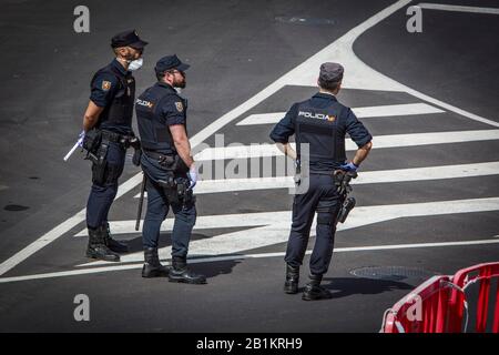 Teneriffa, Espagne. 26 février 2020. Les policiers portant des respirateurs se trouvent devant le palais de l'A10 Costa Adeje. L'hôtel de Tenerife, qui a été mis en quarantaine à cause des cas de coronavirus, continue d'être mis en quarantaine par la police. Crédit: Arturo Rodríguez/Dpa/Alay Live News Banque D'Images