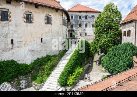 Bled, Slovénie – 6 Juillet 2019. Escaliers dans la cour du château médiéval de Bled en Slovénie, avec des touristes. Banque D'Images