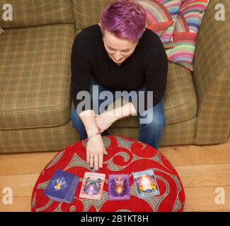 Une femme lisant des cartes d'angle Banque D'Images