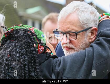 Westminster, Londres, Royaume-Uni. 26 février 2020. Zita Holbourne, co-fondatrice et co-présidente nationale Barac UK, donne à Jeremy Corbyn un hug. Jeremy Corbyn, chef du travail, ainsi que John Mc Donnell, Dawn Butler, et Ian Lavery, président du travail, et d'autres, s'expriment lors d'une manifestation organisée par le PCS (Syndicat des services publics et commerciaux) pour soutenir les travailleurs interservices en grève. Les travailleurs de la gestion des installations externalisés du Foreign and Commonwealth Office (FCO) de Londres ont commencé leur période de grève en novembre, parce qu'Interserve n'est pas prêt à reconnaître les SCP. Crédit: Imagetraceur/Alay Live News Banque D'Images