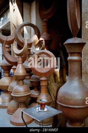 Mosque minaret croissant et lune à vendre au Caire islamique Fatimide en Egypte en Afrique du Nord Banque D'Images
