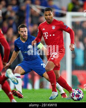 Champions League, Chelsea-Munich, Londres, 25 Février 2020. Serge GNABY, FCB 22 affrontez le ballon, affrontez, duel, header, zweikampf, action, lutte contre Cesar AZPILICUETA, Chelsea 28 FC CHELSEA - FC BAYERN MUNICH 0-3 Ligue des champions de football de l'UEFA , Londres, 25 février 2020, saison 2019/2020, tour des seize dernières années, FCB, Bavière, München © Peter Schatz / Alay Live News Banque D'Images