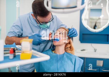 Dentiste examinant les dents d'un patient dans le bureau de dentiste.Personnes, stomatologie et concept de soins de santé. Banque D'Images