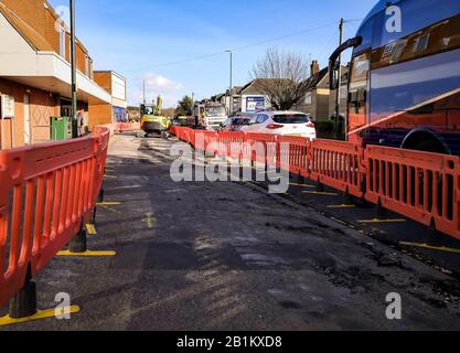 Bournemouth, Royaume-Uni. 26 février 2020. Des travaux de voirie planifiés sont en cours à Wallisdown, à Bournemouth. Le pavé est creusé pour créer un arrêt de bus plus large. Crédit: Thomas Faull/Alay Live News Banque D'Images