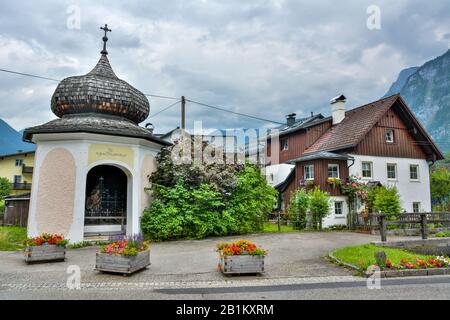 Hallstatt, Autriche – 9 juillet 2016.Vue sur la rue à Hallstatt avec la chapelle Kreuzwegkapelle I et un bâtiment résidentiel. Banque D'Images