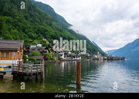 Hallstatt, Autriche – 9 Juillet 2016. Vue sur la ville de Hallstatt sur la rive de Hallstatter Voir le lac en Autriche, avec des bâtiments résidentiels et commerciaux p Banque D'Images