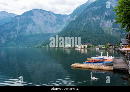 Hallstatt, Autriche – 9 Juillet 2016. Vue sur la ville de Hallstatt sur la rive de Hallstatter Voir le lac en Autriche, avec des bâtiments résidentiels et commerciaux p Banque D'Images