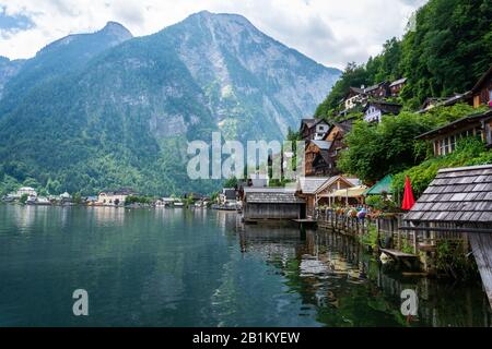 Hallstatt, Autriche – 9 Juillet 2016. Vue sur la ville de Hallstatt sur la rive de Hallstatter Voir le lac en Autriche, avec des bâtiments résidentiels et commerciaux p Banque D'Images