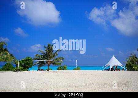 Terrain de Beach-volley sur le sable blanc (plage privée d'un complexe aux Maldives) Banque D'Images