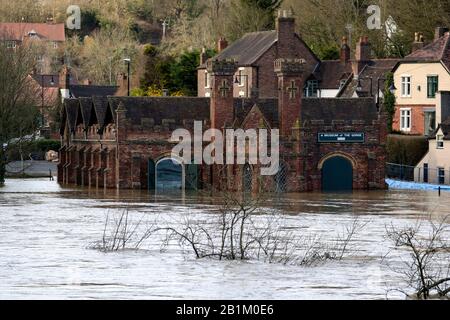 Le Musée de la gorge reste partiellement submergé par les eaux de crue de la rivière Severn à Ironbridge, dans le Shropshire. Banque D'Images