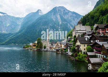 Hallstatt, Autriche – 9 Juillet 2016. Vue sur la ville de Hallstatt sur la rive de Hallstatter Voir le lac en Autriche, avec église paroissiale de Christuskirche, résidente Banque D'Images