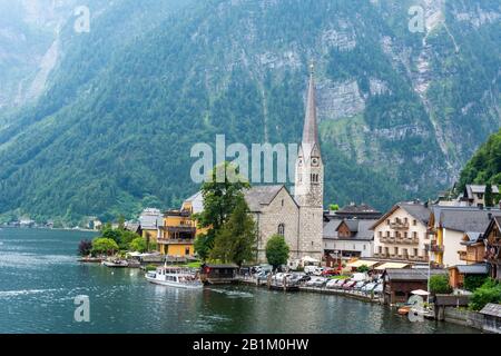 Hallstatt, Autriche – 9 Juillet 2016. Vue sur le centre-ville de Hallstatt avec église paroissiale de Christuskirche, bâtiments résidentiels et propriétés commerciales. Banque D'Images