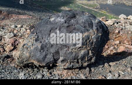 Grande bombe volcanique de lave basaltique à partir de l'éruption explosive de 1971 du volcan Teneguia, la Palma, îles Canaries, avec de nombreuses vésicules Banque D'Images