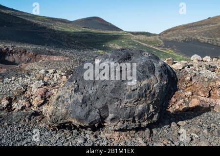 Grande bombe volcanique de lave basaltique à partir de l'éruption explosive de 1971 du volcan Teneguia, la Palma, îles Canaries, avec de nombreuses vésicules Banque D'Images