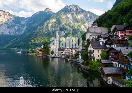 Hallstatt, Autriche – 9 Juillet 2016. Vue sur la ville de Hallstatt sur la rive de Hallstatter Voir le lac en Autriche, avec église paroissiale de Christuskirche, résidente Banque D'Images