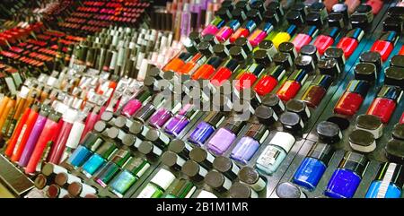 Ensemble de vernis à ongles lumineux placés sur un support dans une boutique de cosmétiques moderne Banque D'Images