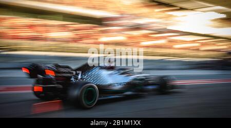 Barcelone, Espagne. 26 février 2020. Valtteri BOTTAS (fin) de l'équipe Mercedes quitte le garage de l'équipe au quatrième jour de la Formule Un test d'hiver au circuit de Catalunya crédit: Matthias Oesterle/Alay Live News Banque D'Images