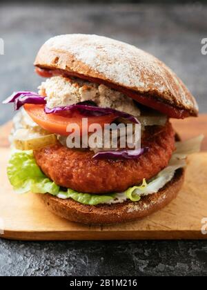 Hamburger de légumes maison avec une patty à base de soja Banque D'Images