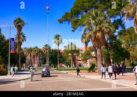 Étudiants à pied, vélo et voiturette d'or sur le campus de l'Université d'Arizona à Tucson Banque D'Images